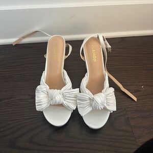 *Brand New* white bow heels